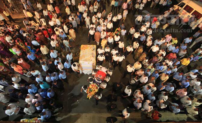 बूर अग्निशमन वसाहतीत संयुक्त कुटुंबासह वास्तव्य करणारे अमीन हे त्यांच्या मनमोकळ्या स्वभावामुळे कर्मचाऱ्यांमध्ये प्रिय होते. अमीन यांच्या उपचारादरम्यान झालेला संपूर्ण खर्च महानगरपालिका करणार आहे. (छाया- दीपक जोशी)