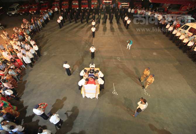 काळबादेवी येथील चार मजली इमारतीला गेल्या शनिवारी लागलेल्या आगीची पाहणी करण्यासाठी मुख्य अग्निशमन अधिकारी सुनील नेसरीकर, उपमुख्य अग्निशमन अधिकारी सुधीर अमीन, सहायक विभागीय अधिकारी संजय राणे आणि भायखळा अग्निशमन केंद्राचे प्रमुख महेंद्र देसाई आदी अधिकारी गेले होते. (छाया- दीपक जोशी)