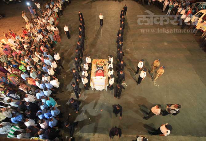 इमारतीचा एकेक भाग कोसळत असल्याने अधिकाऱ्यांची सुटका करण्यात अडचणी येत होत्या. अखेरीस शर्थीच्या प्रयत्नांनंतर नेसरीकर व अमीन यांना ढिगाऱ्याखालून काढण्यात बचाव पथकांना यश आले. मात्र या दुर्घटनेत नेसरीकर ४० टक्के, तर अमीन ८० टक्के भाजले होते. (छाया- दीपक जोशी)