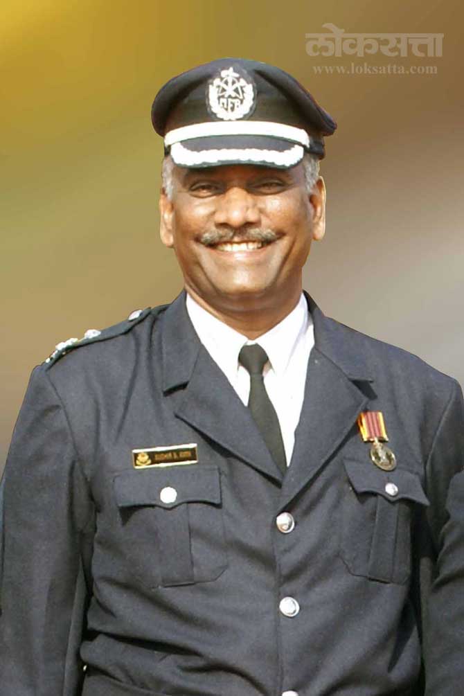 गोकुळ हाऊस आग दुर्घटनेत जबर जखमी झालेले उपप्रमुख अग्निशमन अधिकारी सुधीर अमीन यांची गेल्या सहा दिवसांपासून मृत्यूशी सुरू असलेली झुंज अपयशी ठरली आहे. (छाया- दीपक जोशी)