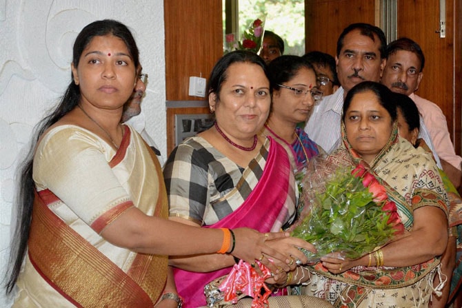 राष्ट्रवादी काँग्रेसच्या तासगावच्या नवनिर्वाचित आमदार सुमनताई पाटील यांनी गुरुवारी मुंबईत सदस्यत्वाची शपथ घेतली. शिवसेना नेत्या निलम गोऱ्हे यांनी पुष्प गुच्छ देत सुमनताई पाटील यांचे अभिनंद केले. (छाया: पीटीआय)