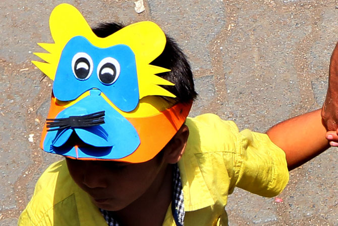 उन्हापासून संरक्षण करण्यासाठी या चिमुकल्याने आपल्या डोक्यावर मस्त रंगीबेरंगी आणि आकर्षक टोपी चढवली आहे. (छाया-अमित चक्रवर्ती)