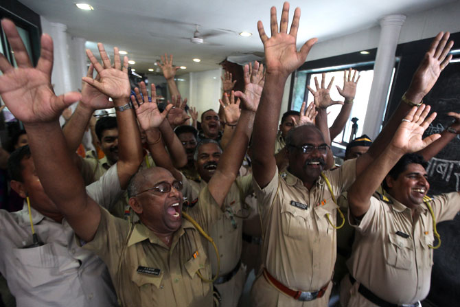 ग्रांट रोड येथील गावदेवी पोलिस ठाण्यात आयोजित करण्यात आलेल्या 'योगा लाफ्टर थेरपी' कार्यक्रमात पोलिसांना तणाव कमी करण्यासाठी विविध उपाय सांगण्यात आले. (छाया-प्रशांत नाडकर)