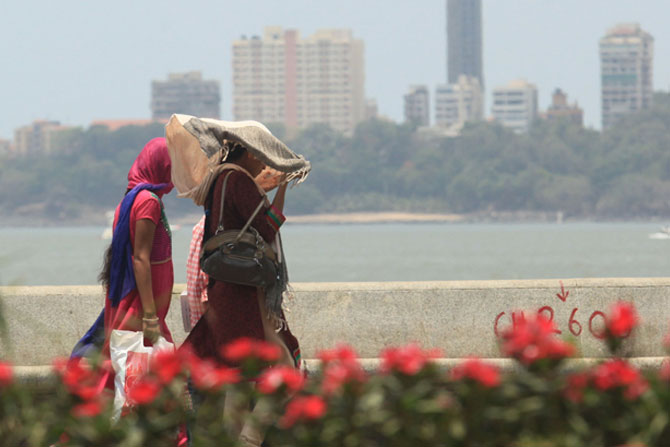 मुंबईत सध्या उन्हाच्या प्रचंड झळा जाणवत असून नागरिक त्यापासून बचाव करण्याचा प्रयत्न करत आहेत. (छाया- गणेश शिर्सेकर)