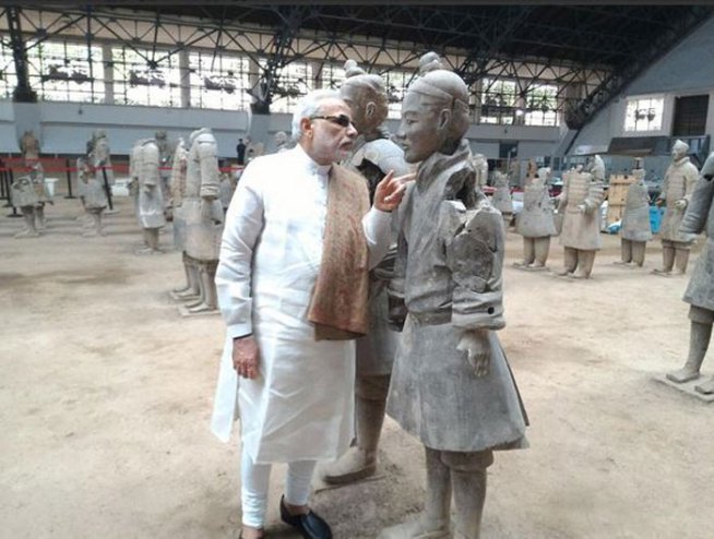 यानंतर पंतप्रधानांनी शियान येथील चीनमधील प्रथम सम्राट क्विन शी हुआंग याच्या लष्कराची प्रतिकृती असलेल्या जगप्रसिद्ध 
