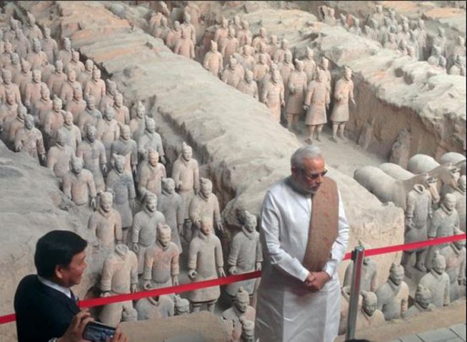 यानंतर पंतप्रधानांनी शियान येथील चीनमधील प्रथम सम्राट क्विन शी हुआंग याच्या लष्कराची प्रतिकृती असलेल्या जगप्रसिद्ध 