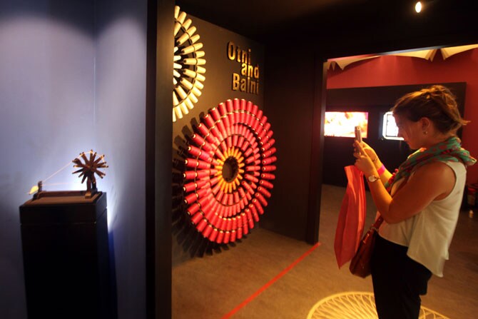 मुंबईतील छत्रपती शिवाजीमहाराज वस्तू संग्रहालयातील नवीन वस्त्रोद्योग गॅलरी सुरू करण्यात आली आहे. एक परदेशी पर्यटक कुतुहलाने चरख्याचे छायाचित्र काढताना. (छाया - प्रशांत नाडकर)