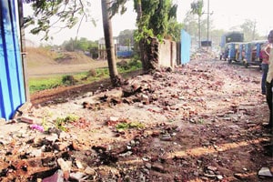 शासकीय जमीन लाटण्यासाठी सार्वजनिक शौचालय जमीनदोस्त