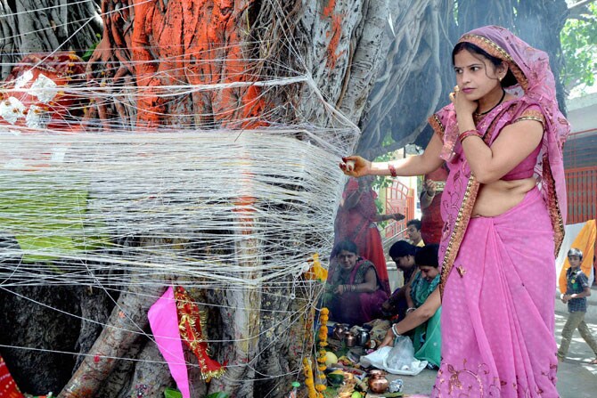 वटपौर्णिमाच्या निमित्ताने भोपळमध्ये रविवारी या महिलेने वडाच्या झाडाची पारंपारीक पध्दतीने पुजा केली. (छाया: पीटीआय)