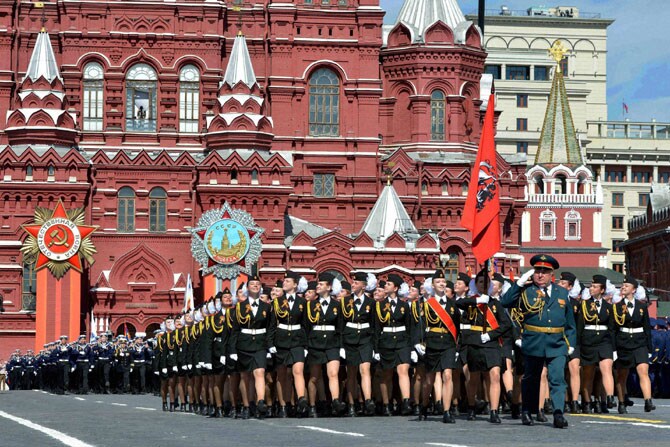 मॉस्कोमध्ये दुसऱ्या महायुध्दाच्या ७०व्या विजय स्मृतीदिना निमित्त शनिवारी विजय दिवस साजरा करण्यात आला. या संचलनामध्ये भारतीय सैन्याच्या तुकडीने देखील भाग घेतला. (छाया: पीटीआय)