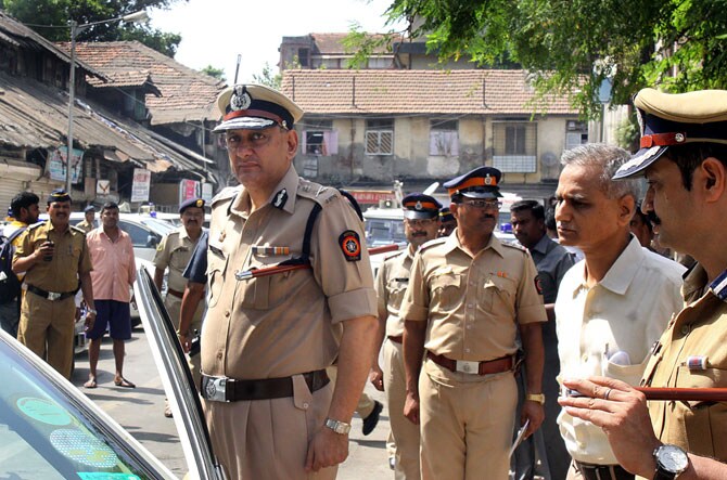 पोलीस आयुक्त राकेश मारिया हेदेखील विलास जोशी यांच्या अंत्ययात्रेला उपस्थित होते. (छायाः प्रदीप दास)