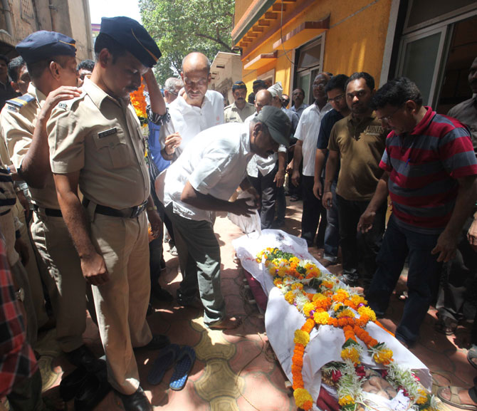 न सांगता घेतलेल्या रजेची नोंद पोलीस ठाण्यातील डायरीत केल्याने संतापलेले सहाय्यक पोलीस उपनिरीक्षक दिलीप शिर्के यांनी वरिष्ठ पोलीस निरीक्षक विलास जोशी व त्यांचे ऑर्डर्ली बाळासाहेब अहेर यांच्यावर गोळ्या झाडून नंतर आत्महत्या केली होती. (छायाः प्रदीप दास)