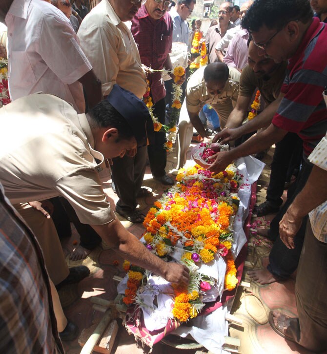 दिलीप शिर्के त्यांच्या सहकाऱ्यांमध्ये मनमिळावू म्हणून परिचित होते. त्यांना अन्याय सहन होत नव्हता, असे त्यांच्या सहकाऱ्यांनी सांगितले.(छायाः प्रदीप दास)