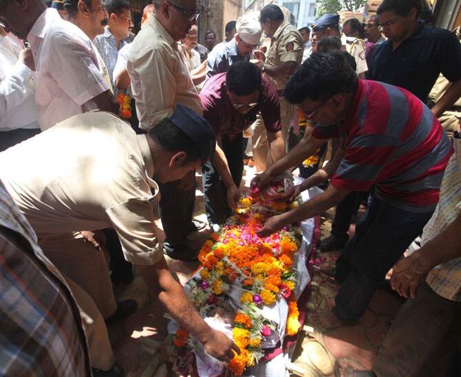 विलास जोशी हे अत्यंत कुटुंबवत्सल होते. शनिवारी रात्री नेहमीप्रमाणे घरी जाण्यापूर्वी त्यांनी पत्नीला फोन केला. जेवायला थांब मी थोडय़ा वेळाने घरी पोहोचेन एकत्र जेऊ असे त्यांनी पत्नीला सांगितले. हाच त्यांचा शेवटचा फोन ठरला. त्यांनतर ही दुर्देवी घटना घडली. (छायाः प्रदीप दास)