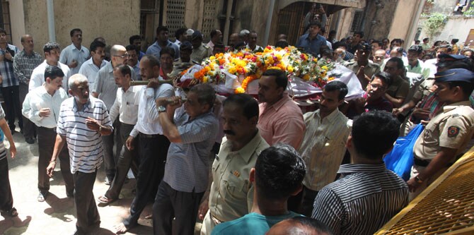 जेव्हा त्यांना गोळी लागली तेव्हाही ते शांत होते. रुग्णालयातही शेवटपर्यंत बोलत होते. मृत्यूच्या दारात आलोय याची त्यांना कल्पना होती, पण तरी त्यांनी धीर सोडला नव्हता, असे त्यांच्या निकटवर्तीयांनी सांगितले. (छायाः प्रदीप दास)