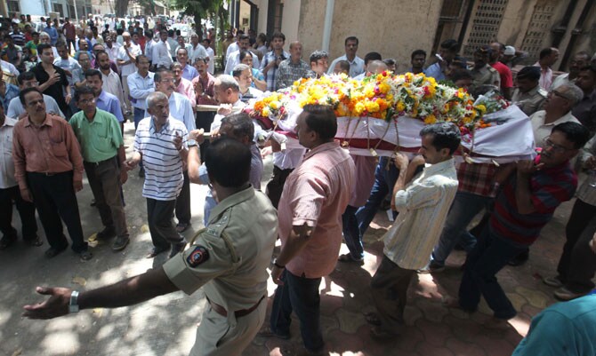 वरिष्ठांचा निरोप समारंभ होतो. पण खालच्या कर्मचाऱ्यांचा का नाही, म्हणून शिर्के यांनी कनिष्ठ कर्मचाऱ्यांचा निरोप समारंभ आयोजित केला होता. (छायाः प्रदीप दास)