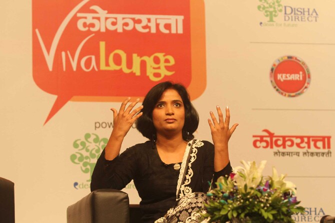 पंढरपूरमधील सामान्य घरातील मुलीचा प्रथितयश लेखिका आणि अभिनेत्रीपर्यंतचा प्रवास 'केसरी' प्रस्तुत 'लोकसत्ता व्हिवा लाउंज' या कार्यक्रमात उलगडला. 'दिशा डायरेक्ट'च्या सहकार्याने हा कार्यक्रम आयोजित करण्यात आला होता. (छाया- दिपक जोशी)