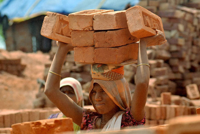 कामगार दिनाच्या पुर्वसंधेला गुरूवारी त्रिपुरा, आगरताळा येथील विटभट्टीवर अतिश्रम करणारी ही मजूर महिला. कदाचीत तिला आजचा दिवस कामगारांचा आहे, याची थोडी देखील कल्पना नसावी. (छाया: पीटीआय)
