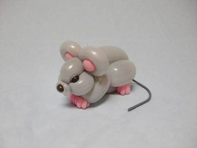 फुग्यांनी बनवलेला हा उंदीर अगदी जिवंत भासत आहे.