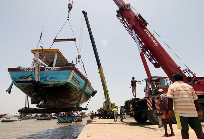 त्यामुळे ३१ जुलैनंतर महाराष्ट्राच्या हद्दीत बाहेरील राज्यातील मासेमारी नौका येऊन मासेमारी करीत होते. त्यामुळे राज्यातील मच्छीमारांचे नुकसान होत होते. तशा तक्रारी राज्यातील मच्छीमारांकडून राज्य सरकारकडे वारंवार केल्या जात होत्या. राज्य सरकारने केंद्र व राज्य सरकारचा मासेमारी बंदी आदेश एकाच कालावधीसाठी ठरविला आहे.