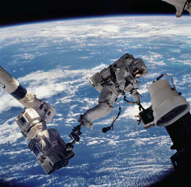 इंटरनॅशनल स्पेस स्टेशन येथे घिरट्या घालणारे हे एसटीएस-११२ यान ७ ऑक्टोबर २००२ रोजी प्रक्षेपित करण्यात आले होते. एसटीएस-११२ ची चाचपणी करताना अंतराळवीर. (छाया- नासा)