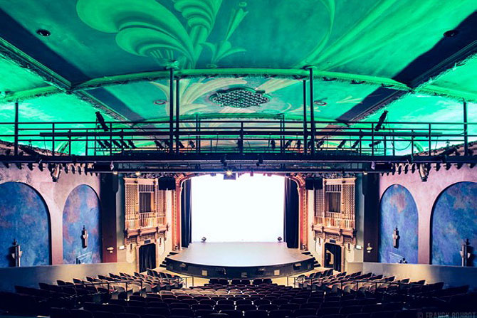 ऐतिहासिक वारसा लाभलेले सॅन फ्रान्सिस्को येथली ब्रावा थिएटर.