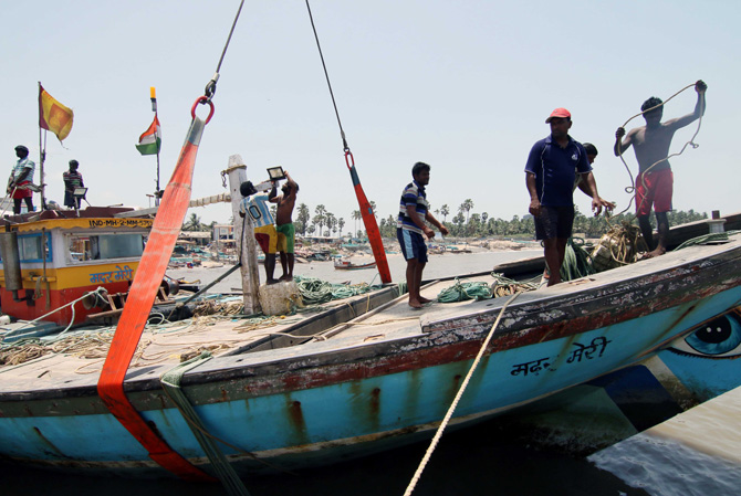 याचा फायदा मासळीच्या प्रमाणात वाढ होण्यात होणार असल्याचे करंजा येथील मच्छीमारांनी व्यक्त केला आहे. या कालावधीत मासेमारी करताना आढळल्यास मच्छीमारांवर मत्स्य व्यवसाय विभागामार्फत कारवाई केली जाते. यामध्ये बेकायदा मासेमारी करताना बोटी आढळल्यास बोटींवर खटले दाखल केले जातात.