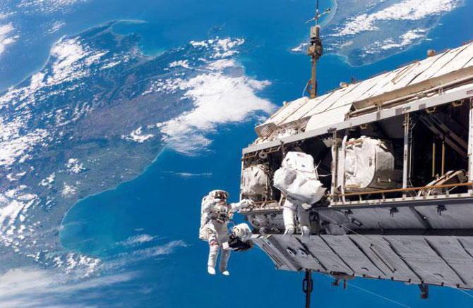 अंतराळवीर रॉबर्ट एल क्युरबीम आणि युरोपीय स्पेस एजन्सीचा अंतराळवीर ख्रिस्टर अंतराळात एसटीएस-११६ ची चाचपणी करताना टीपलेले छायाचित्र. (छाया- नासा)