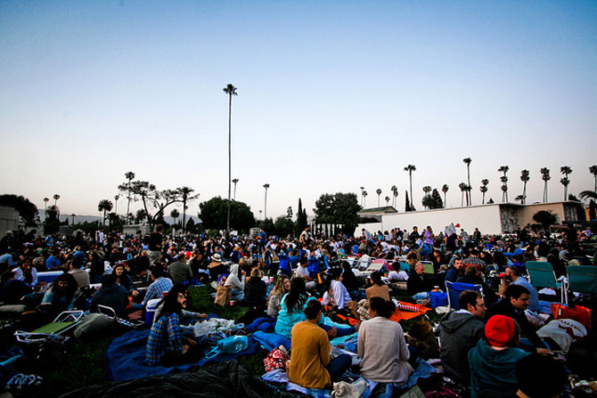 चित्रपटगृह म्हणजे छप्पर असलेली बंद काळोखी खोली या संकल्पनेला भेद देऊन कॅलिफोर्नियात मोकळ्या जागी सुरू करण्यात आलेले हे सिनेस्पिआ थिएटर. चित्रपटगृहाप्रमाणेच येथे मोठी स्क्रिन उभारण्यात आली आहे मात्र, येथे चित्रपट एखादा स्टेज शो सुरू असावा या पद्धतीने मोकळ्या जागी पाहिला जातो. केवळ चित्रपट सुरू होण्यासाठी सुर्यास्ताची वाट पाहिली जाते. प्रेक्षक दाटीवाटीने जमतात मात्र चित्रपटगृहा प्रमाणेच त्यांना आधी आपली आसन व्यवस्था निश्चित करावी लागते.