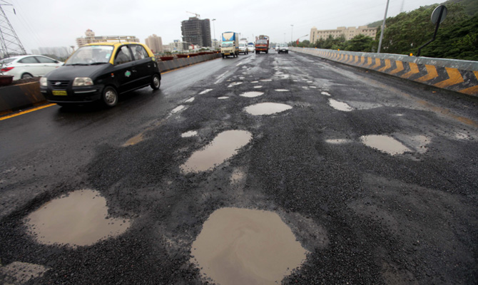 रस्त्यांची दैना