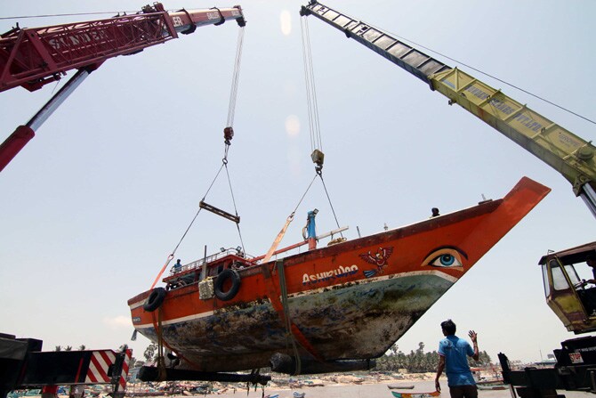 म्हणूनच पावसाला सुरुवात होण्यापूर्वीच आपापल्या मासेमारीच्या नौका परत किनाऱ्याला लावण्याची लगबग सध्या मुंबईच्या किनाऱ्यांवर सुरू आहे. (छाया : अमित चक्रवर्ती)