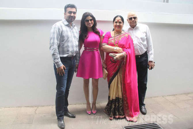 राज कुंद्रा, शमिता शेट्टी आणि तीचे आईवडील.(छाया-वरिन्दर चावला)