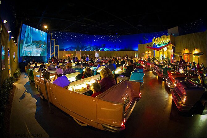 डिन्से हॉलीवूड स्टुडिओच्या साय-फाय डाईन-इन थिएटरमधील अंतर्गत सजावट प्रेक्षकांच्या आकर्षकाचा केंद्रबिंदू आहे. थिएटरमध्येच रेस्टॉरन्ट उपलब्ध करून देण्यात आले आहे.