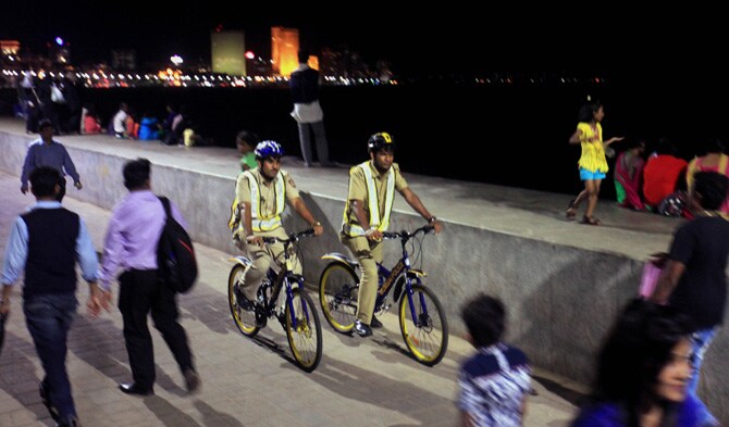 मुंबईच्या मरिनड्राईव्ह येथील समुद्रकिनाऱ्यावर सायकलीवरून गस्त घालणारे पोलीस कर्मचारी. (छाया- वसंत प्रभू)