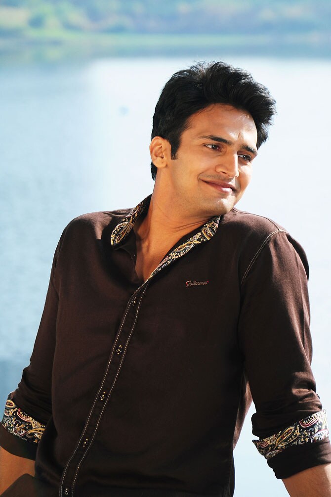 मराठी चित्रपटसृष्टीतील अलीकडचा तरुणींचा हॉट क्रश म्हणजे भूषण प्रधान. मालिका, नाटक आणि चित्रपटांतून आपलं टॅलेंट सिद्ध करणाऱ्या भूषणने आपल्या लूक्सने तरुणींना आधीच घायाळ केलंय.