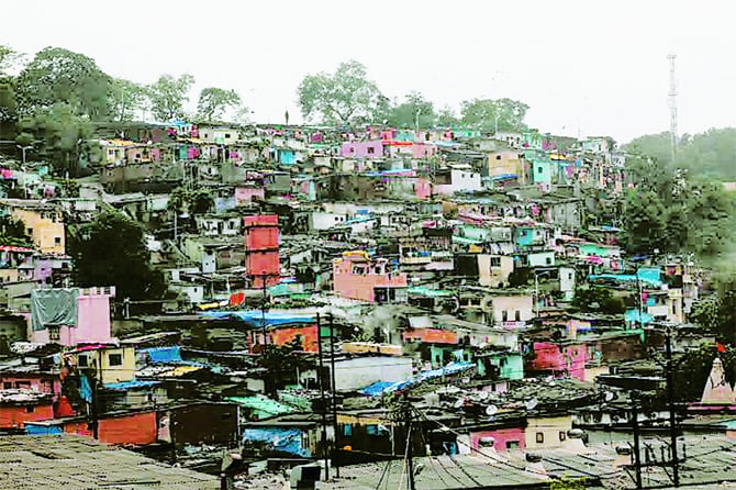 कधीही पडेल अशा अवस्थेतील धोकादायक घरात राहणाऱ्या रहिवाशांना पावसाळ्यातील प्रत्येक रात्र काळरात्रीसमान वाटत असते. अपुरी जागा, घरांच्या वाढत्या किमती, घरमालक-भाडेकरू वाद, शासनाकडून वाढीव एफएसआय मिळण्याची आशा आदी विविध कारणांमुळे ठाणे, मुंब्रा, डोंबिवली, कल्याण, उल्हासनगर आदी परिसरातील हजारो कुटुंबे अशा प्रकारचा धोका पत्करत असतात. (छाया- दीपक जोशी)