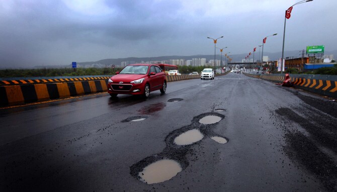यंदाच्या पावसाळ्यात पुन्हा एकदा निकृष्ट बांधकामामुळे पडलेल्या खड्ड्यांनी रस्त्यांची चाळण झालेली पहायला मिळत आहे. (छाया- नरेंद्र वास्कर)