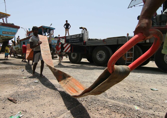 मासळीच्या प्रजननाचा कालावधी असल्याने पावसाळ्यात दोन महिन्यांसाठी मासेमारीवर बंदी घालण्यात येत असून या बंदीसंदर्भात राज्य व केंद्र सरकारकडून दोन वेगवेगळे आदेश काढले जात असल्याने राज्यातील मच्छीमार संभ्रमात होते.