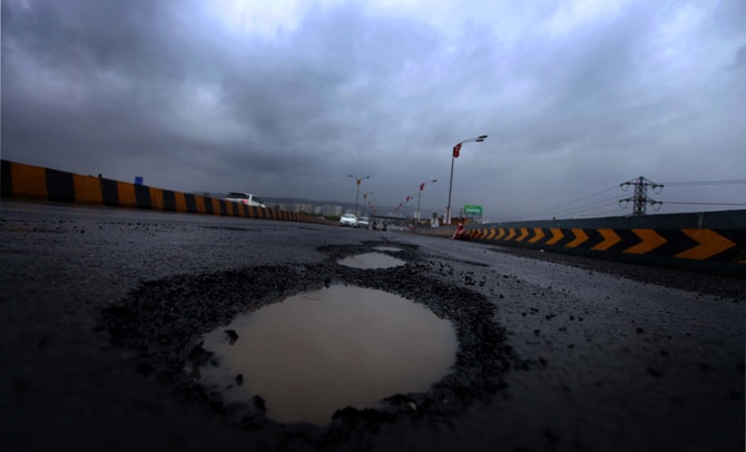 मुंबई- पनवेल महामार्गावर पडलेले खड्डे पाहता पुन्हा एकदा या गोष्टीचा प्रत्यय येत आहे. (छाया- नरेंद्र वास्कर)