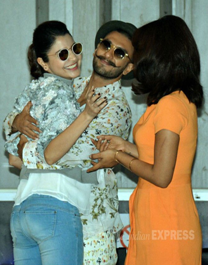 अनुष्का शर्मा आणि रणवीर सिंगची एक झलक.. (छाया - मनोज कुमार)