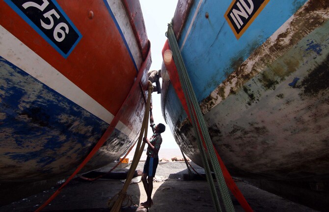 मात्र या संदर्भात केंद्र सरकारने १ जून ते ३१ जुलैदरम्यान मासेमारीवर बंदी घालणारे आदेश जारी केले आहेत. या वर्षीपासून केंद्र सरकारच्याच आदेशानुसार ही बंदी घालण्यात आल्याची माहिती मत्स्य विभागाकडून देण्यात आली आहे.