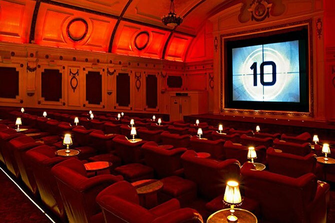 इलेक्ट्रीक सिनेमा हे चित्रपटगृह सध्या सिटीस्क्रिन या चित्रपटगृह कंपनीतर्फे चालवले जात आहे. आग लागल्यामुळे हे चित्रपटगृह काही काळासाठी बंद करण्यात आले होते. त्यानंतर रॉयल सोयीसुविधा आणि अद्ययावत तंत्रप्रणालीसह हे चित्रपटगृह २०१२ साली पुन्हा सुरू करण्यात आले.