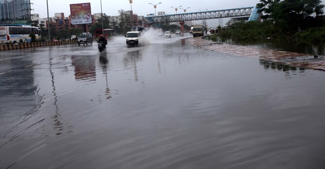 नवी मुंबईतील कामोठे फ्लायओव्हरवर ठिकठिकाणी मोठे खड्डे पडले आहेत. (छाया- नरेंद्र वास्कर)