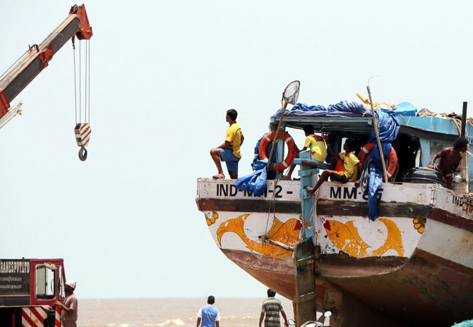 मागील दोन वर्षांपासून मच्छीमार व्यवसाय करणाऱ्यांना शासनकडून मिळणारे डिझेल वरील कोटय़वधी रुपयांचे परतावे मिळालेले नाहीत. त्यामुळे व्यवसायावर आर्थिक संकट कोसळलेले आहे. मासळीच्या घटत्या प्रमाणाचाही परिणाम जाणवू लागला आहे.