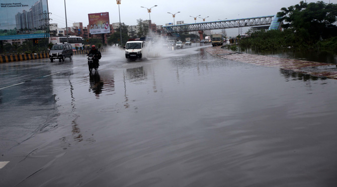 त्यामुळे वाहनचालकांना वाहने चालवताना बरीच कसरत करावी लागत आहे. (छाया- नरेंद्र वास्कर)