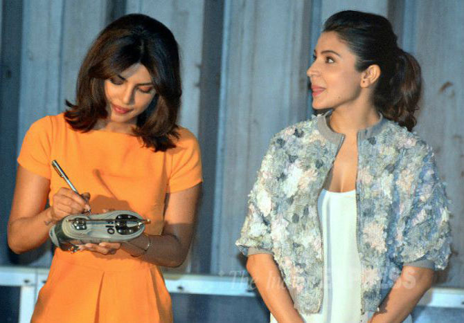 प्रियांका चोपडा आणि अनुष्का शर्मा.. (छाया - मनोज कुमार)