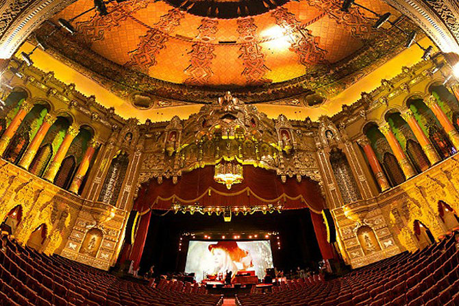 ऐतिहासिक चित्रपटगृहांपैकी एक असलेले डेट्रॉईट येथील फॉक्स थिएटर.