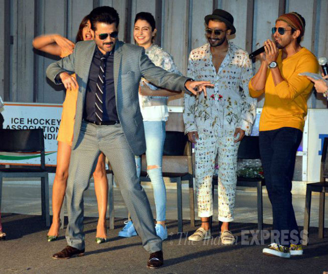 तरुण कलाकारांना नृत्याचे धडे देताना अनिल कपूर.. (छाया - मनोज कुमार)