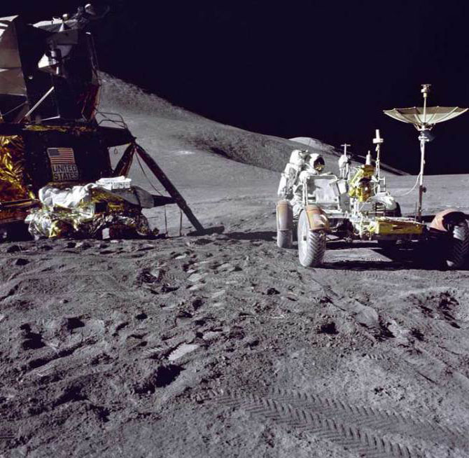 अपोलो १५ या अंतराळयानाने २६ जुलै १०७१ रोजी केनेडी स्पेस सेंटर येथून प्रस्थान केले होते.