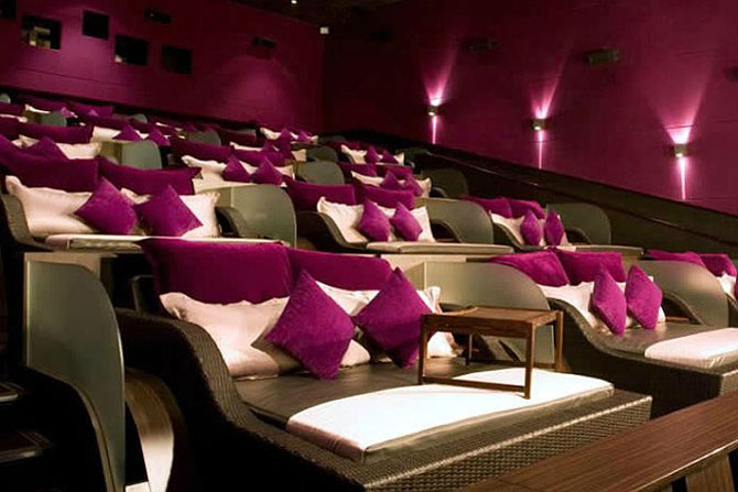 इंडोनेशियातील ब्लिट्झ मेगाप्लेक्स या चित्रपटगृहात हॉलीवूड, फिल्म फेस्टीव्हिल, आर्ट हाऊस, भारतीय चित्रपट, अॅनिमेशन असे विविध प्रकारातील चित्रपट दाखविले जातात. प्रेक्षकांना चित्रपट पाहण्यासाठी केलेली आरामदायी आणि आलिशान आसनव्यवस्थेमुळे हे चित्रपटगृ प्रसिद्ध आहे.